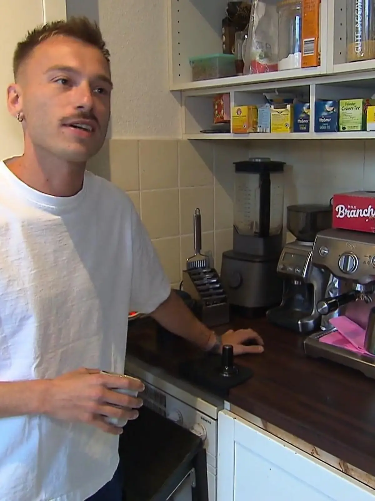 Bild zu: "Max kocht im WG-Trubel"