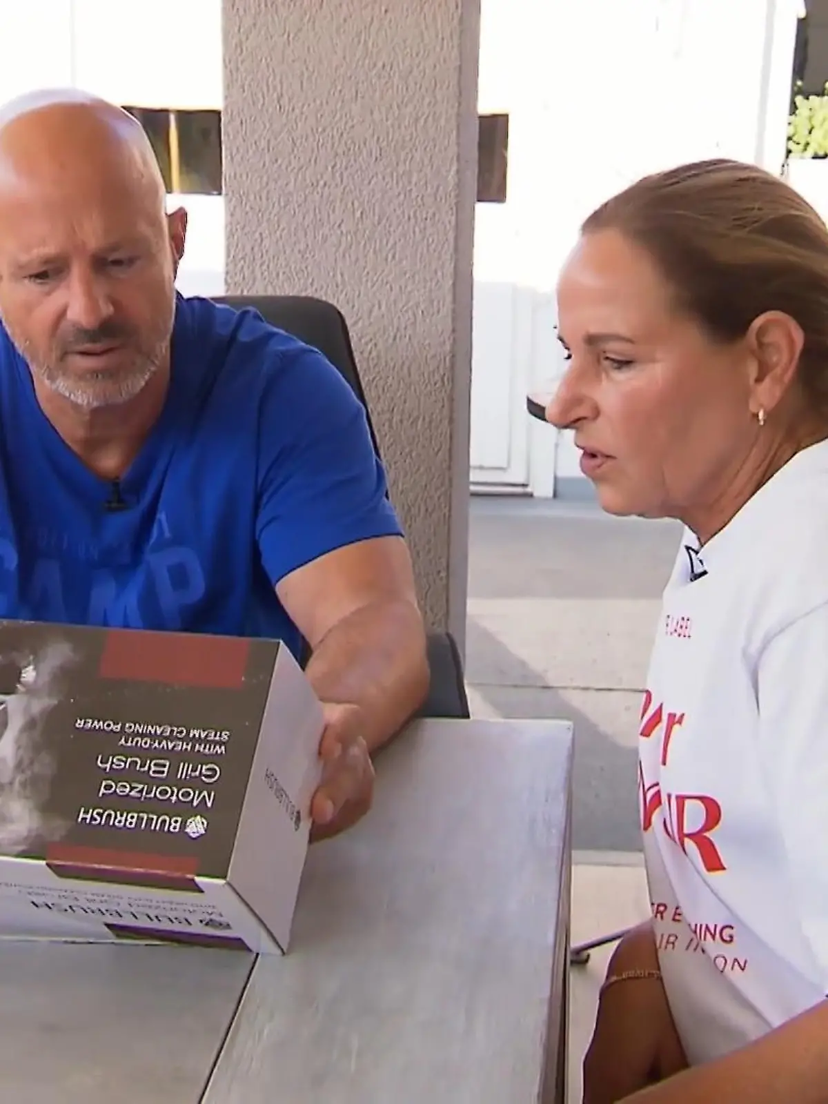 Bild zu: "Nicole und Detlef geraten an eine groteske Grillbürste"