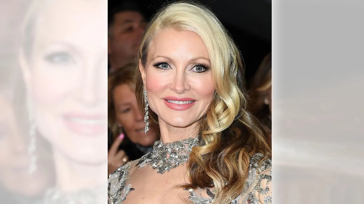 Model Caprice Bourret im Jahr 2020 auf einem roten Teppich.