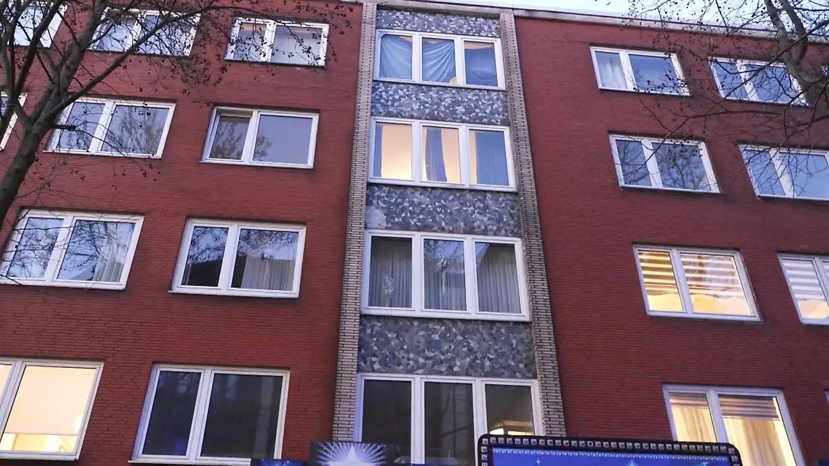 Kind fällt im dritten Stock aus Fenster Unfassbares Glück