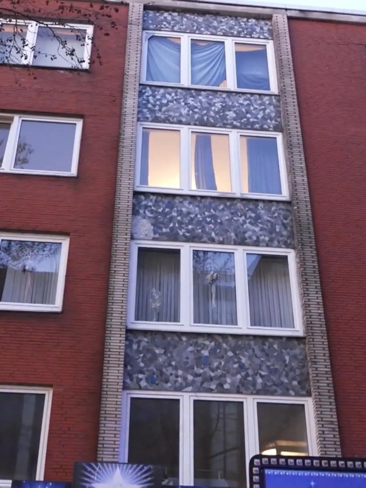 Bild zu: "Kind fällt im dritten Stock aus Fenster"