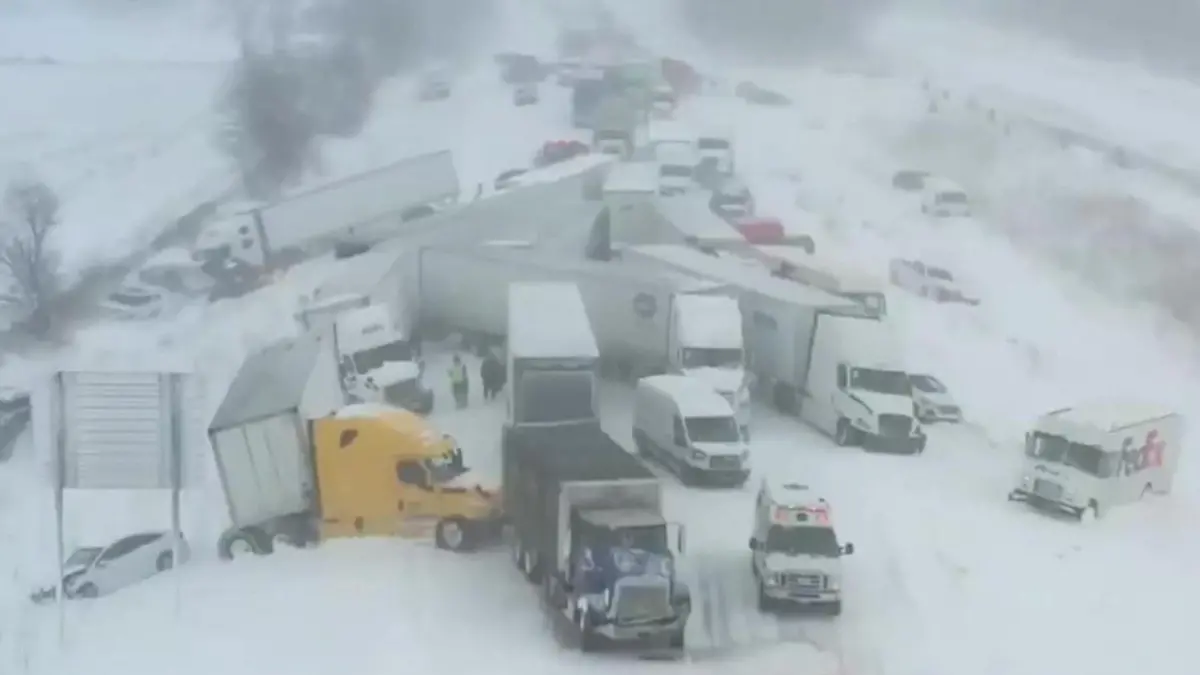 Mehr als 100 Fahrzeuge beteiligt! XXL-Unfall auf Schnellstraße – zahlreiche Verletzte Massenkarambolage nach Schneechaos