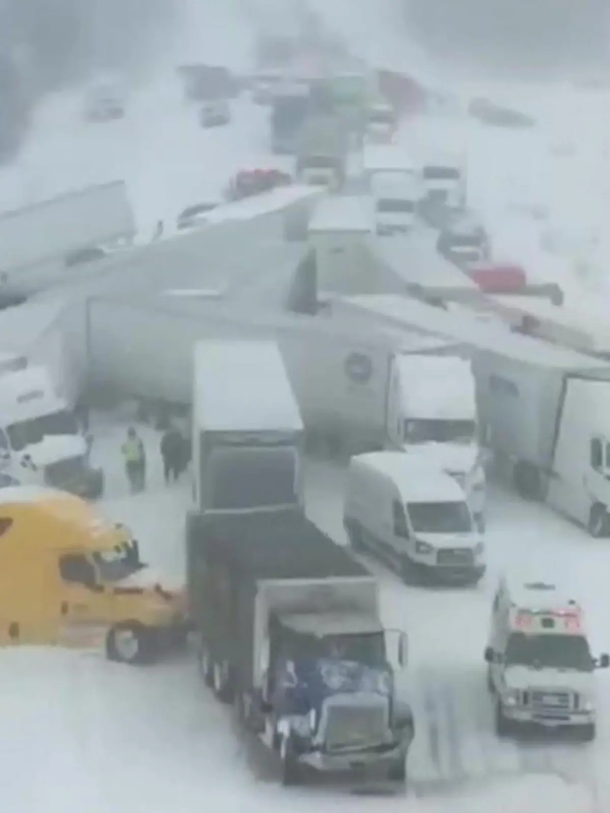 Bild zu: "Mehr als 100 Fahrzeuge beteiligt! XXL-Unfall auf Schnellstraße – zahlreiche Verletzte"