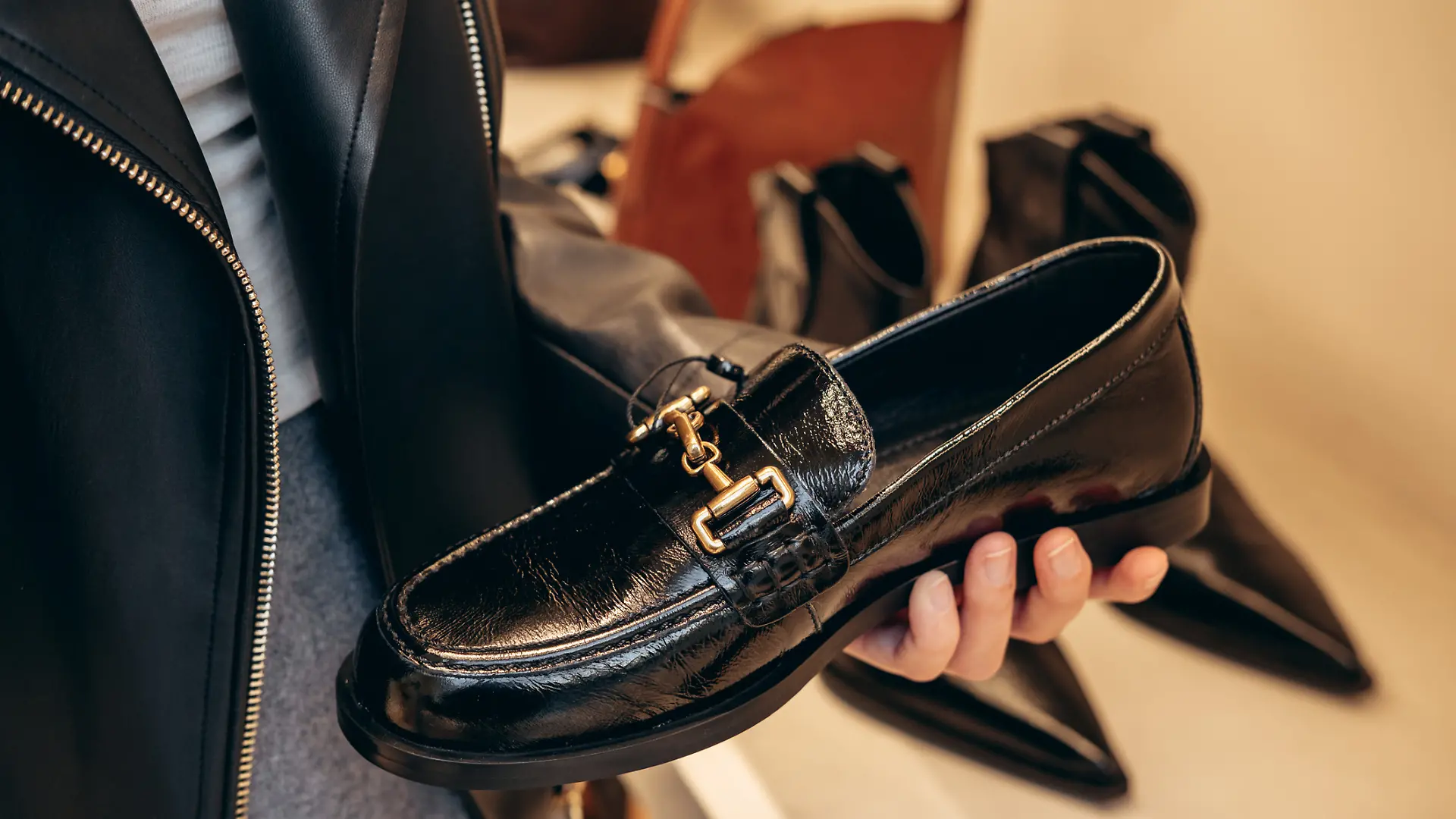 Von chunky bis elegant – Loafer sind ein Schuhtrend, der jeden Look mühelos trägt.