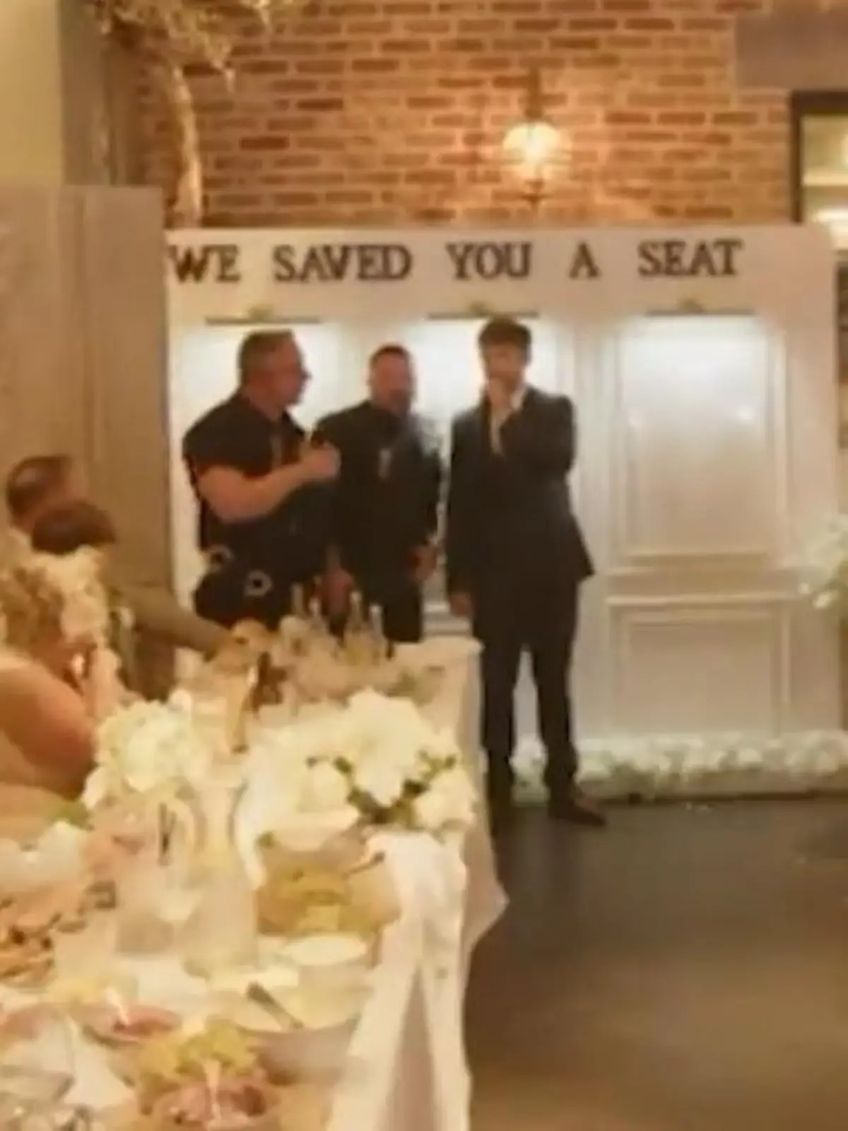 Bild zu: "Polizei sprengt Hochzeit! Brautvater wird abgeführt – dann eskaliert die Situation"