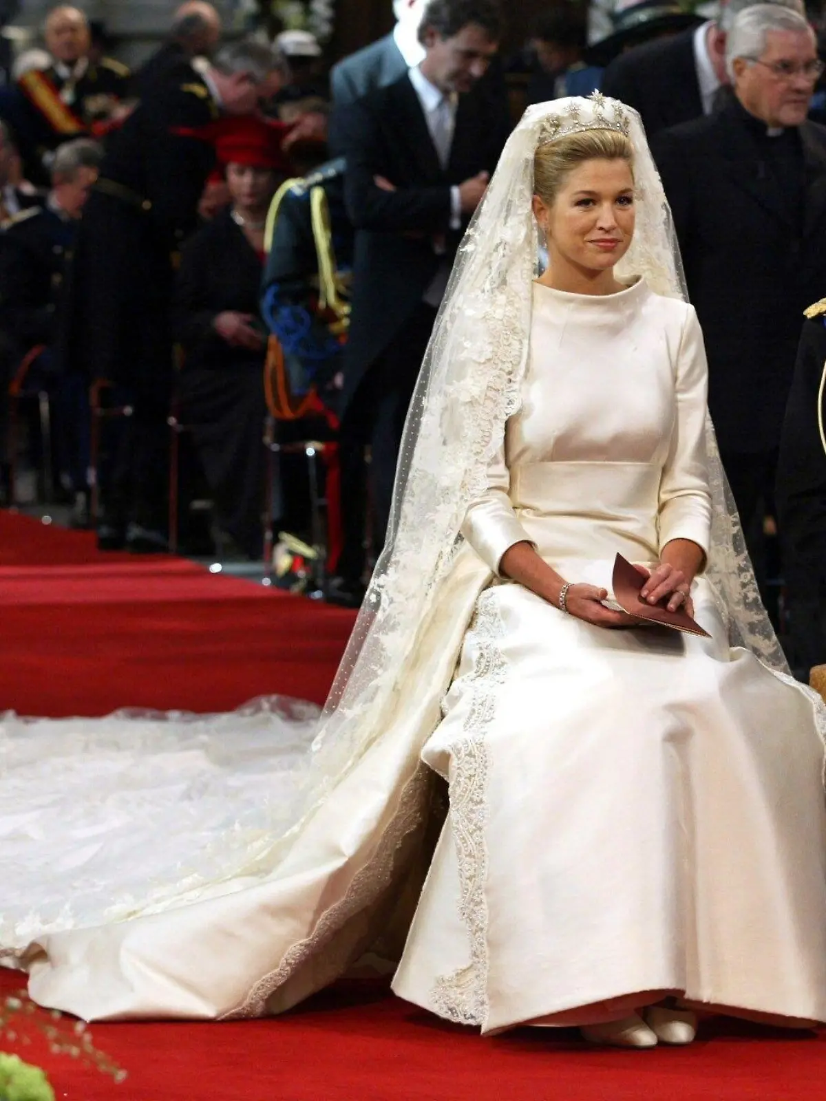 Bild zu: "Königin Máxima und mehr: Die schönsten Brautkleider von Star-Designer Valentino"
