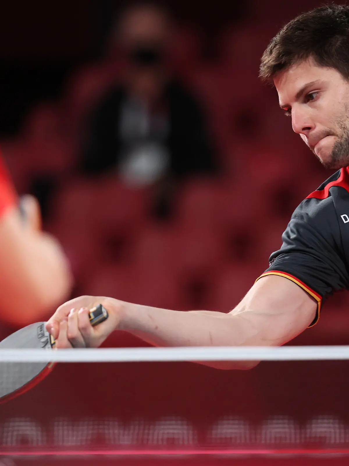 29.07.2021, Japan, Tokio: Tischtennis: Olympia, Vorkampf, Einzel, Männer, Halbfinale, Ovtcharov (Deutschland) - Long (China) im Tokyo Metropolitan Gymnasium. Dimitrij Ovtcharov spielt eine Vorhand. Foto: Friso Gentsch/dpa +++ dpa-Bildfunk +++