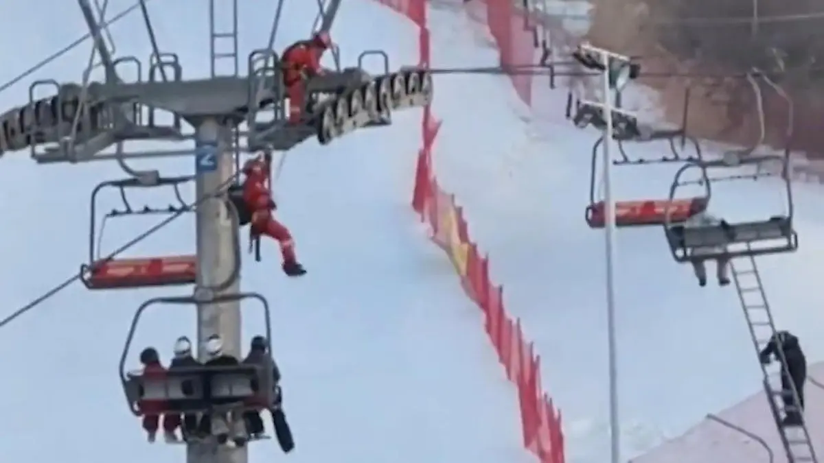 Stundenlang in defektem Skilift gefangen! Touristen müssen in Eiseskälte ausharren Schock im Winterurlaub