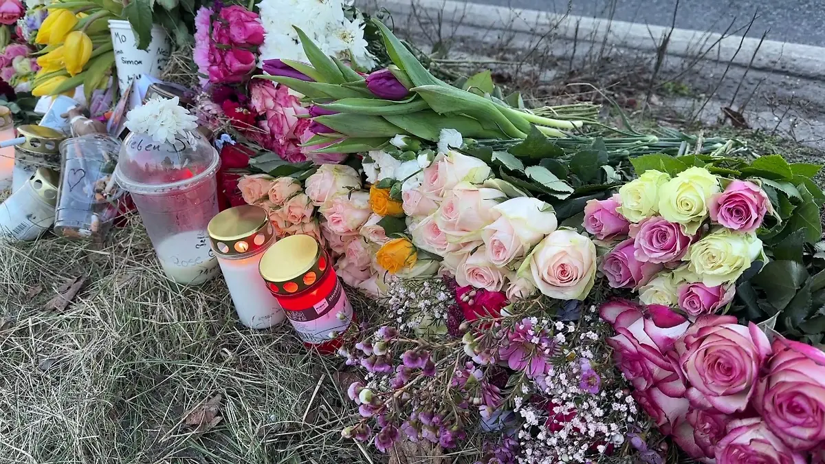 Blumen und Kerzen an der Unfallstelle.