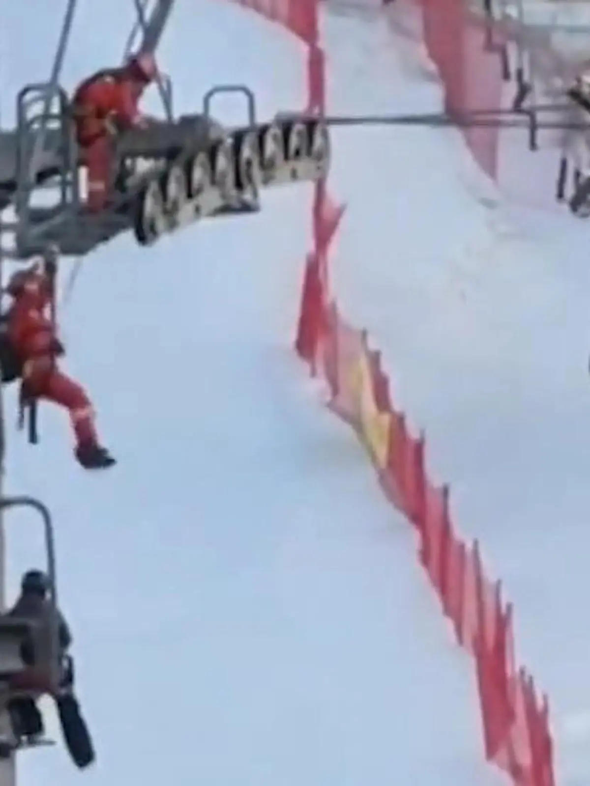 Bild zu: "Stundenlang in defektem Skilift gefangen! Touristen müssen in Eiseskälte ausharren"