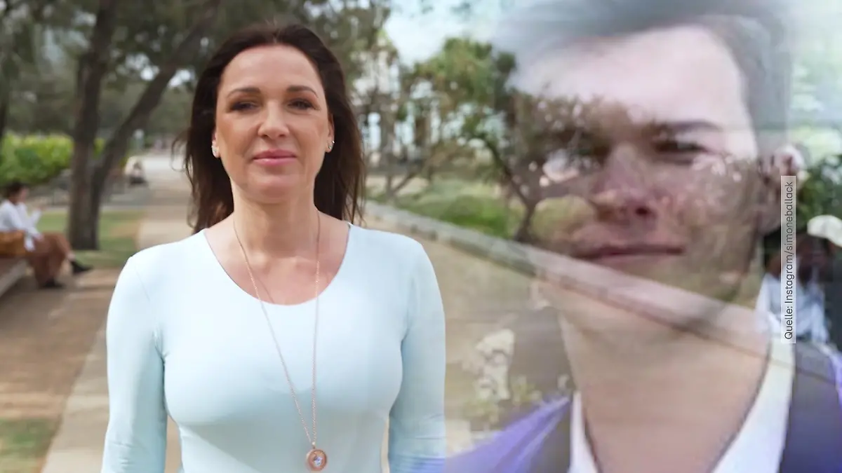 Simone Ballack nimmt eine Kette in Gedenken an ihren verstorbenen Sohn mit. 