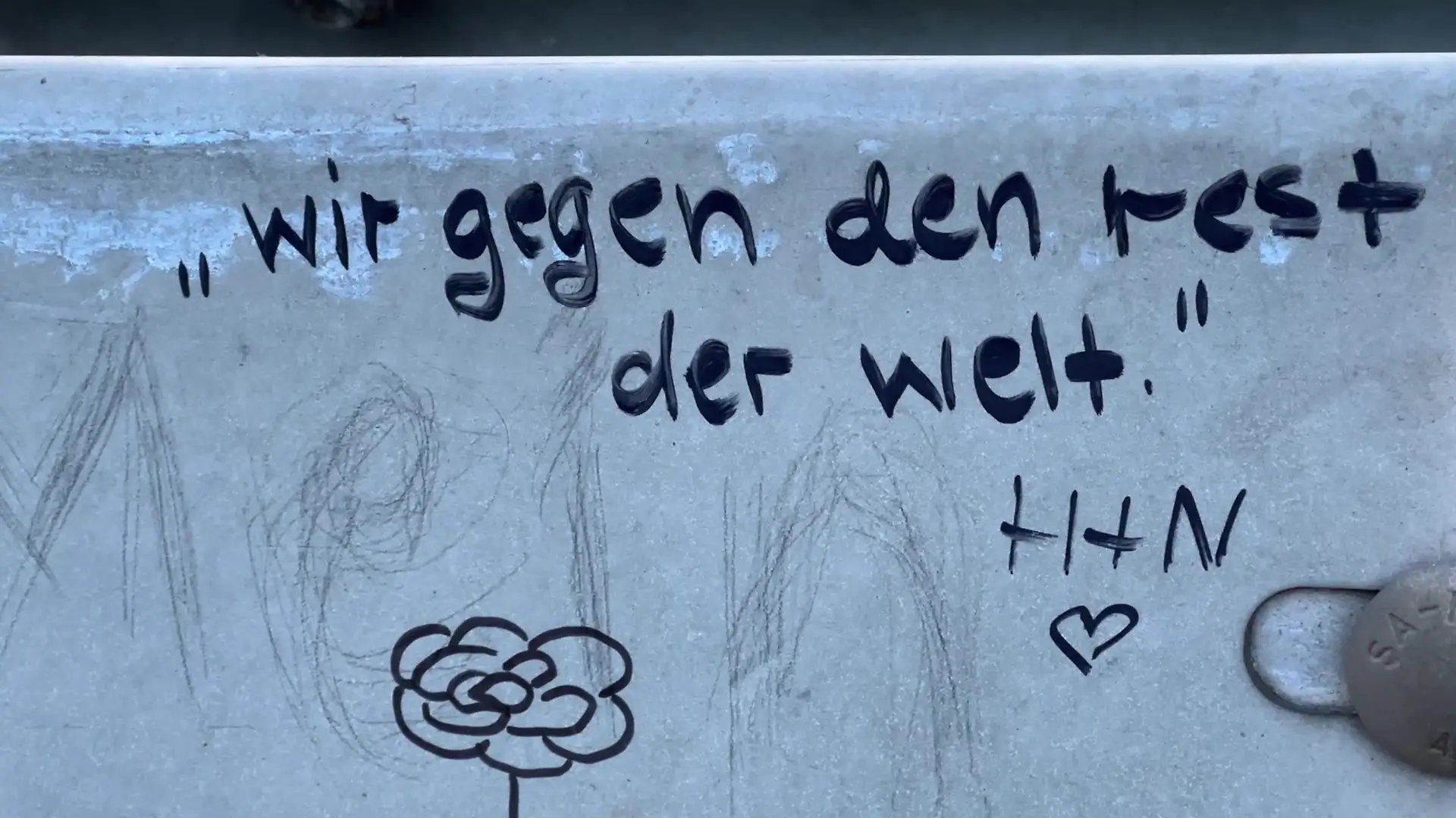 „Wir gegen den Rest der Welt.” Bekundungen an der Leitplanke.