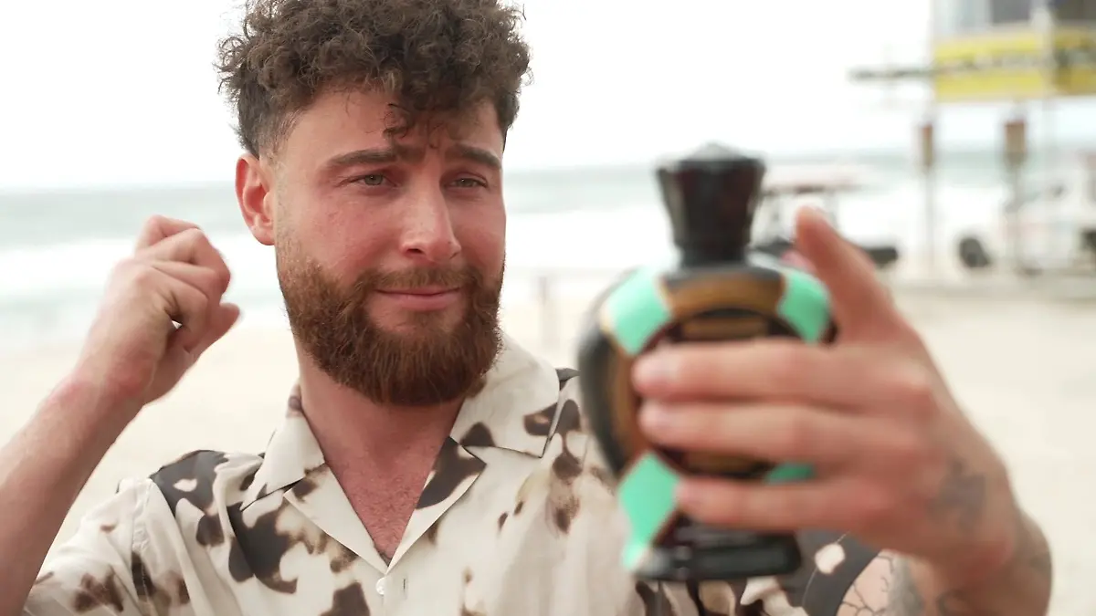 Umut Tekin geht mit einem Bartkamm und einer Bräunungscreme ins Rennen um die Dschungelkrone. 