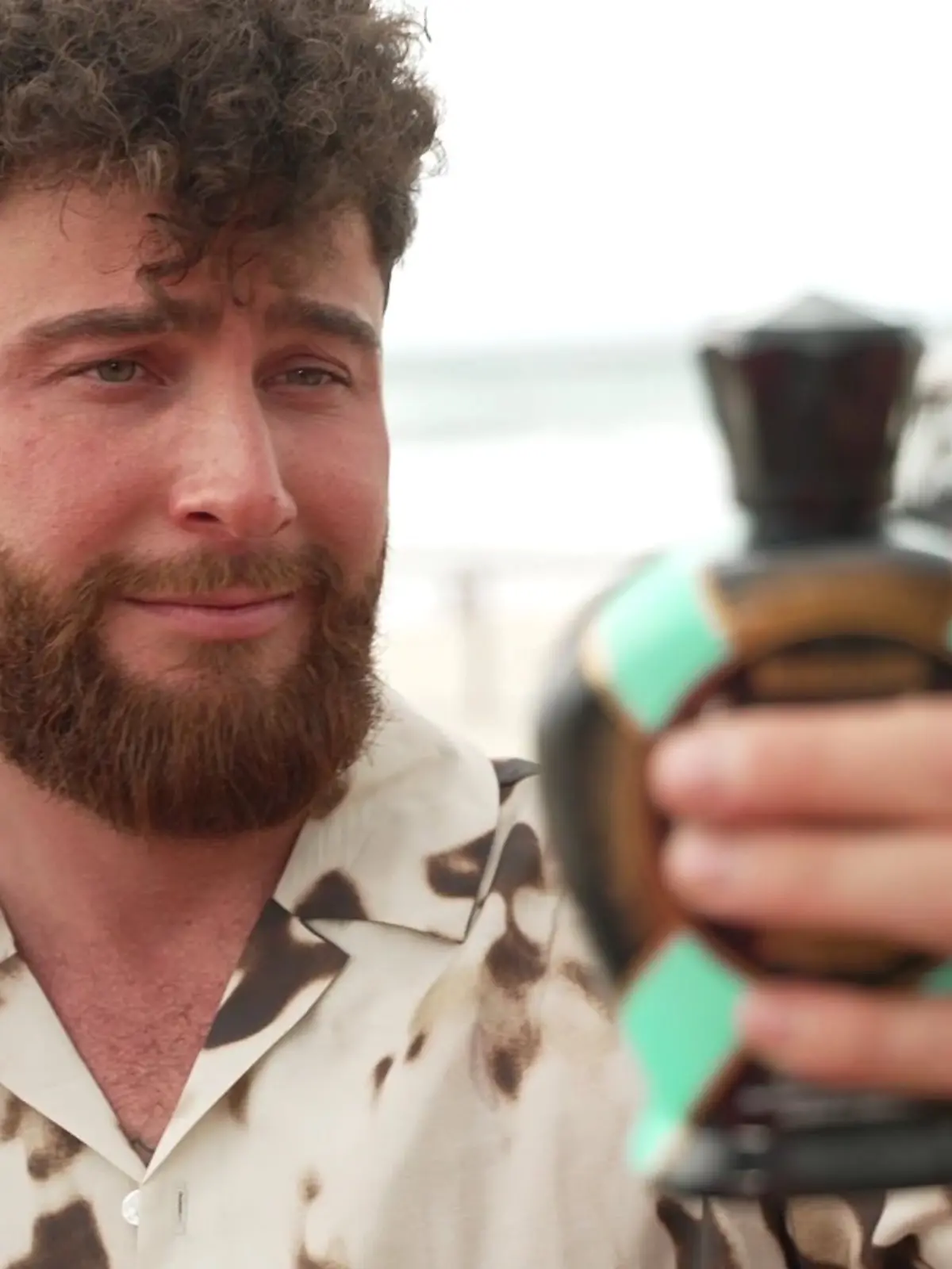 Umut Tekin geht mit einem Bartkamm und einer Bräunungscreme ins Rennen um die Dschungelkrone. 