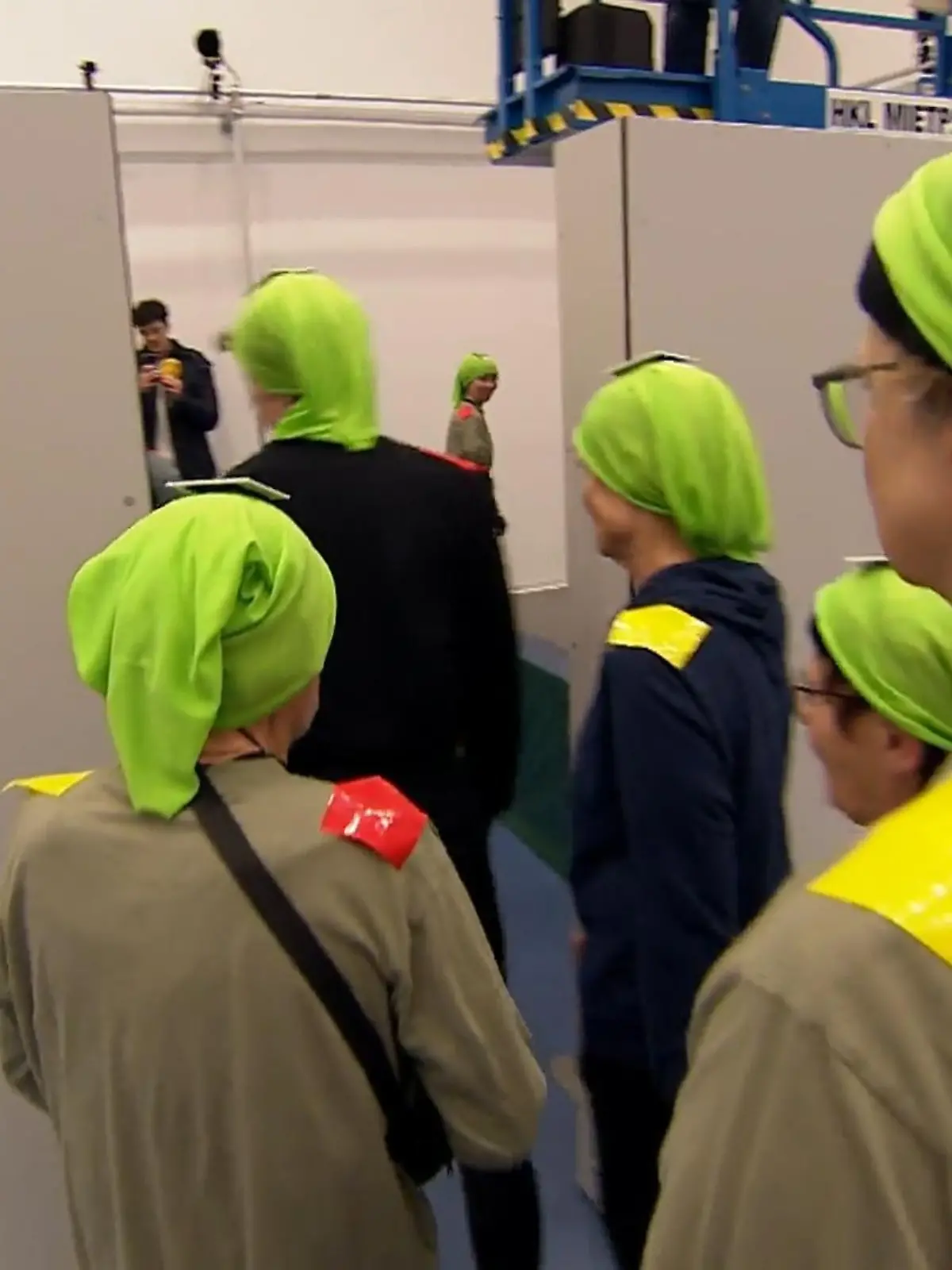 Bild zu: "Wissenschaftler beobachten Verhalten von Menschen"