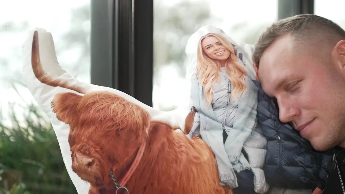 Seit Oktober 2023 ist Patrick Romer wieder in festen Händen. Seine neue Freundin ist die Schauspielerin Annelie Henze. Dafür hat er sich beim Kissen etwas einfallen lassen. 