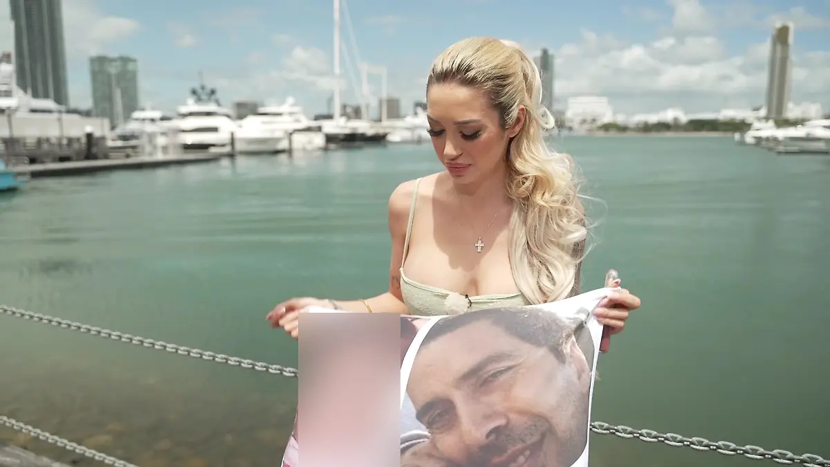 Ariel zeigt beim Interview ihr Kissen als Luxusgegenstand und wird dabei schon emotional. 