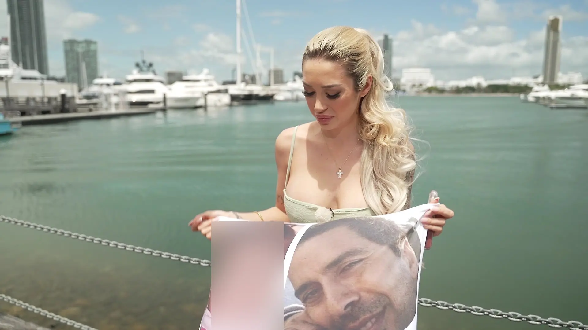 Ariel zeigt beim Interview ihr Kissen als Luxusgegenstand und wird dabei schon emotional.