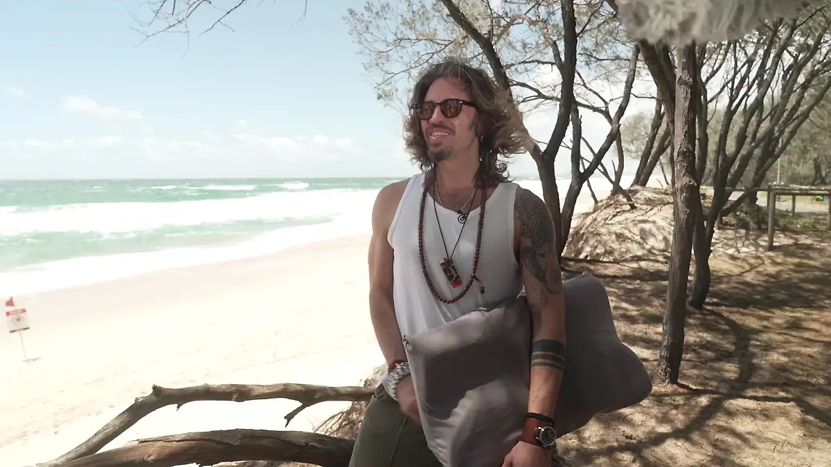 Sänger Gil Ofarim hat sich auch von ehemaligen Dschungelcampern beraten lassen und setzt daher auf Ohrstöpsel und ein Kissen. 