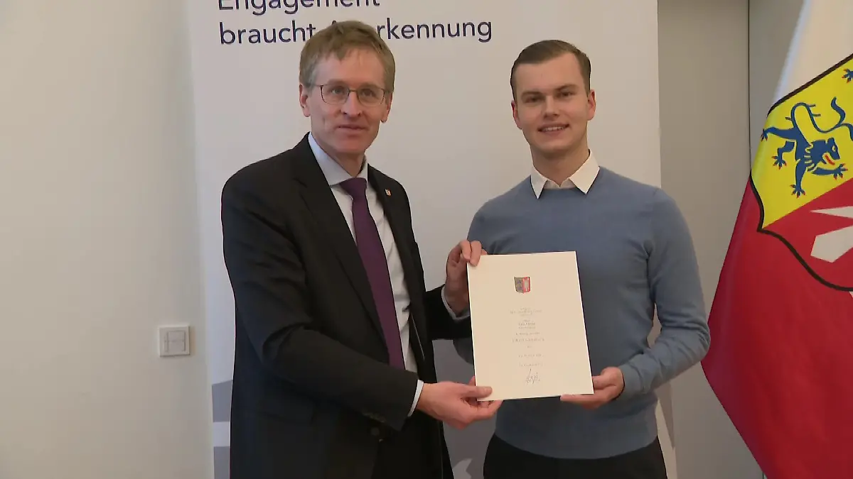 Schleswig-Holsteins Ministerpräsident Daniel Günther zeichnet Felix Kähler mit der Anerkennungsurkunde aus.