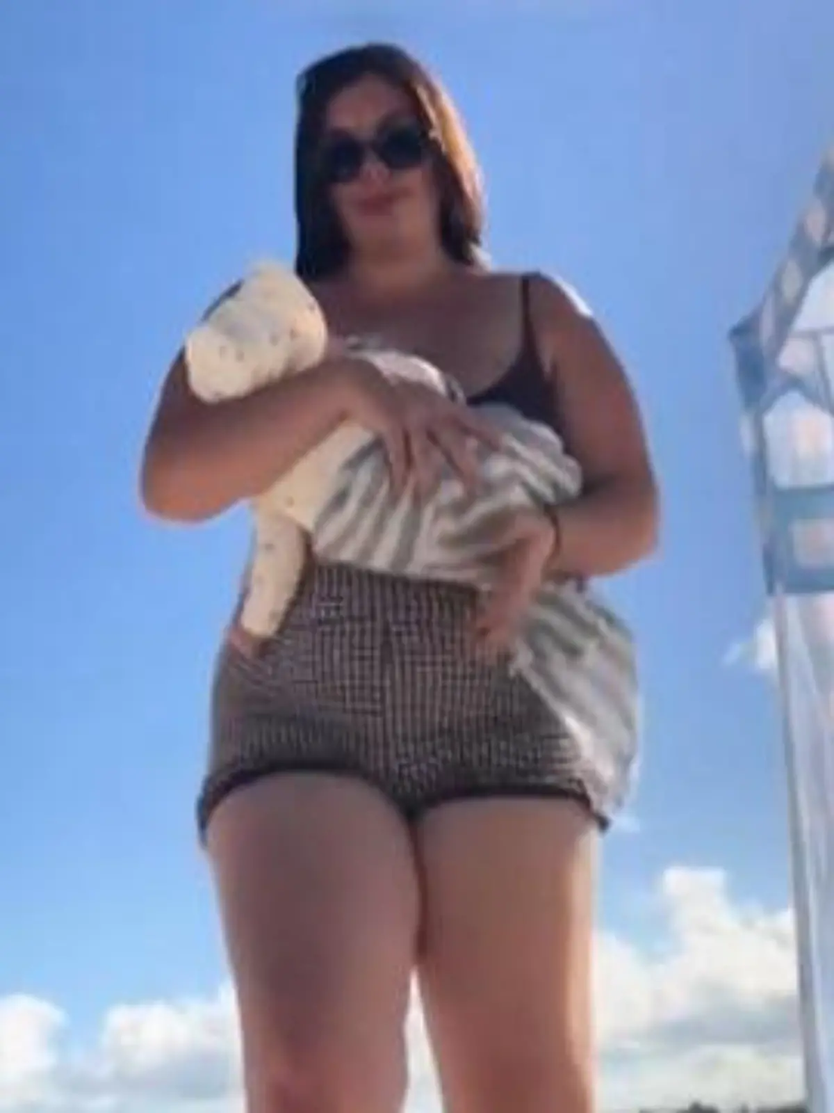 Bild zu: "Influencer-Mutter lässt Säugling am Strand zurück – für TikTok-Trend!"