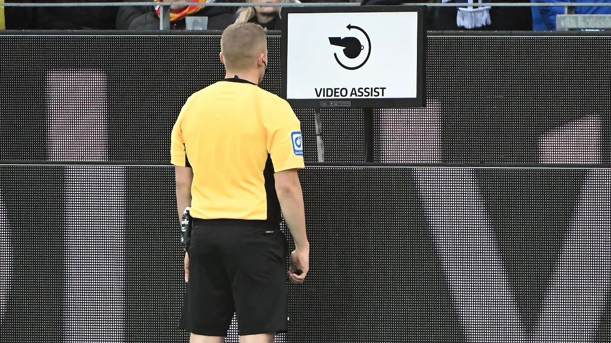 Mehr-Macht-f-r-Video-Referees-Auch-Ecken-auf-Pr-fstand