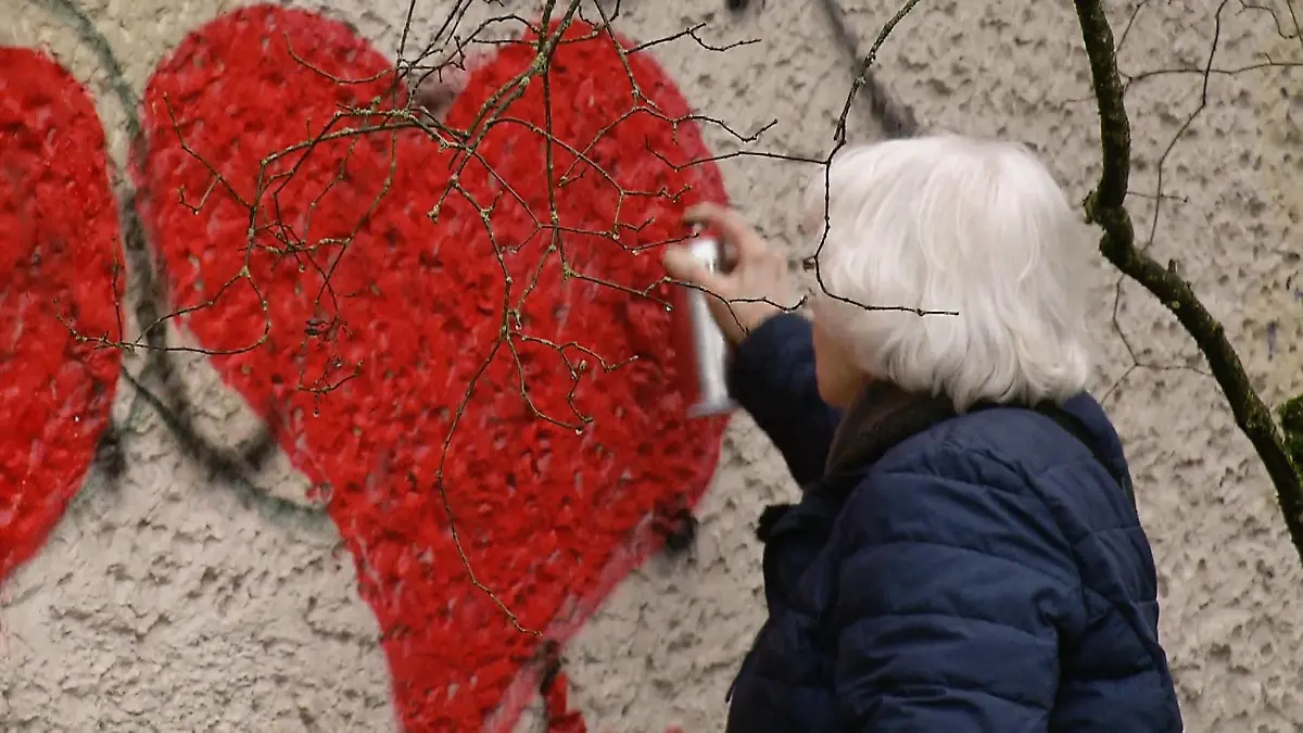 Oma Irmela (80) übersprüht Hassbotschaften Herzen statt Hakenkreuze
