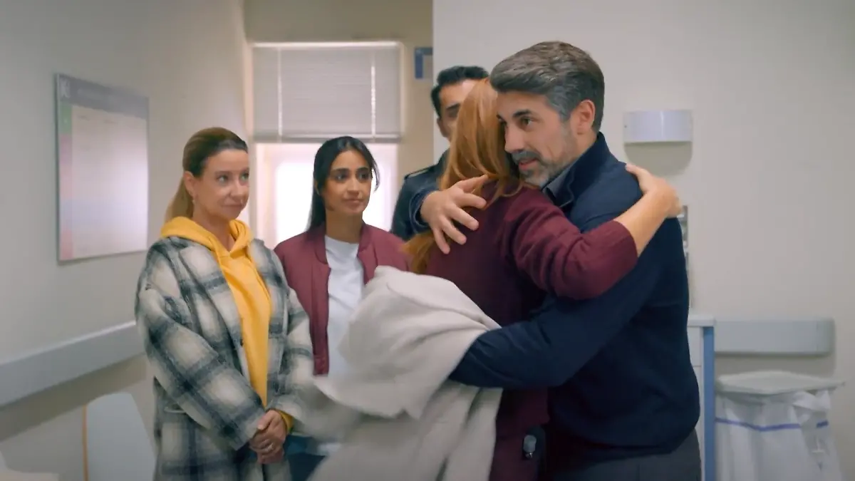 Ferhat umarmt seine Noch-Ehefrau Dana, während Ute daneben steht