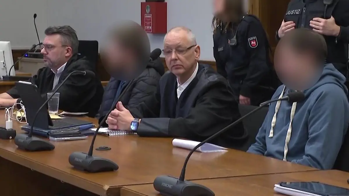 Janus A. (links) und Marcus B. (rechts) mit ihren Anwälten. 