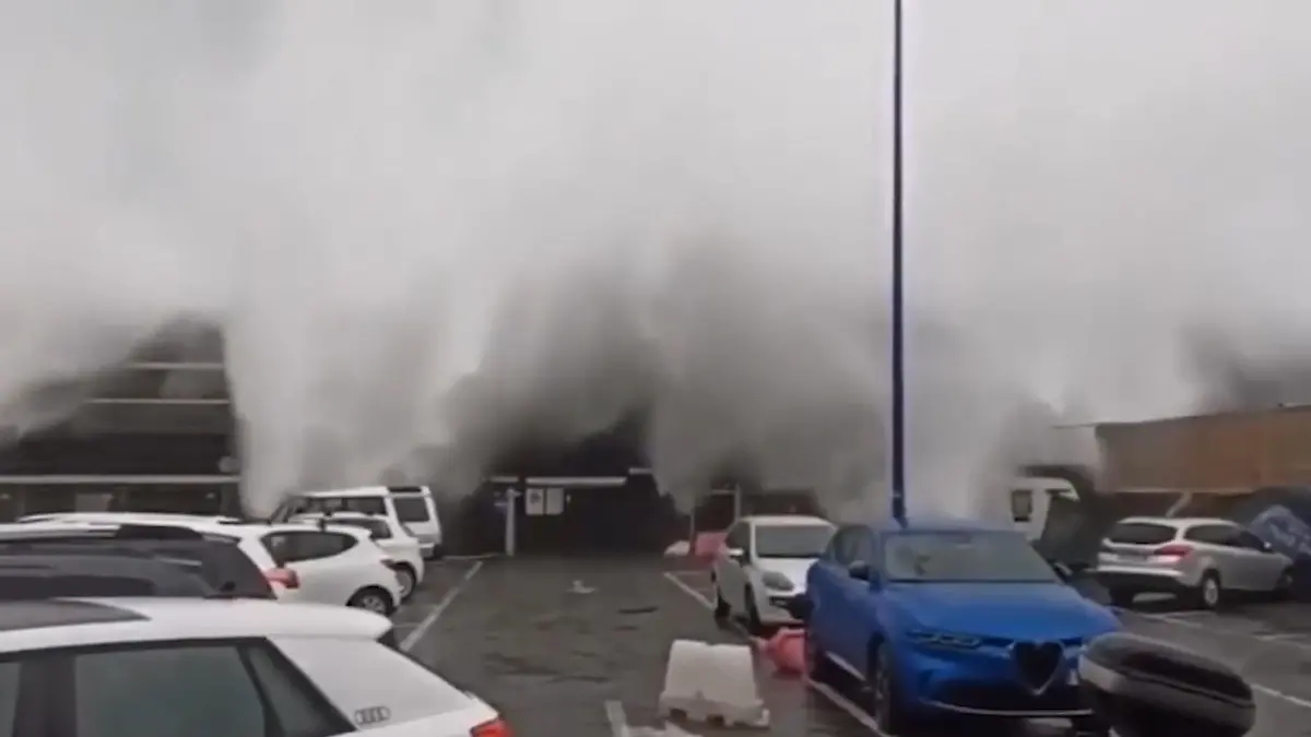 Riesige Monsterwellen überfluten Urlaubsregion – Anwohner müssen fliehen! Sturm auf Sizilien