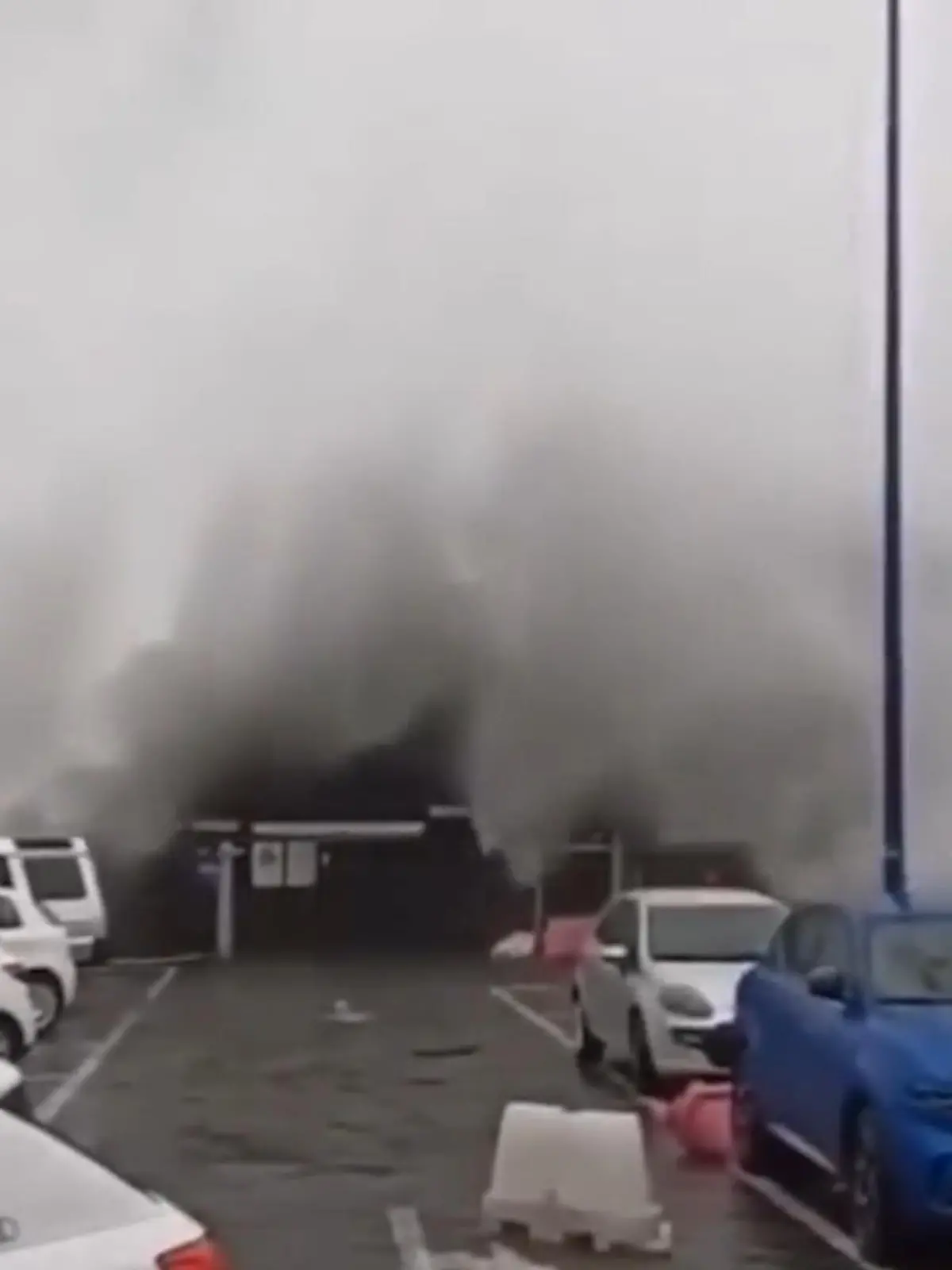 Bild zu: "Riesige Monsterwellen überfluten Urlaubsregion – Anwohner müssen fliehen!"