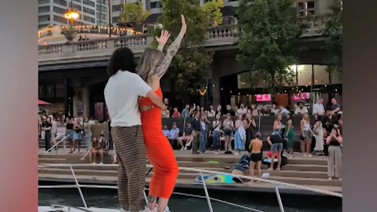 Eine ganze Stadt schreit JA! Diese Bootsfahrt lässt Chicago ausflippen Plötzlich geht Sahar auf die Knie