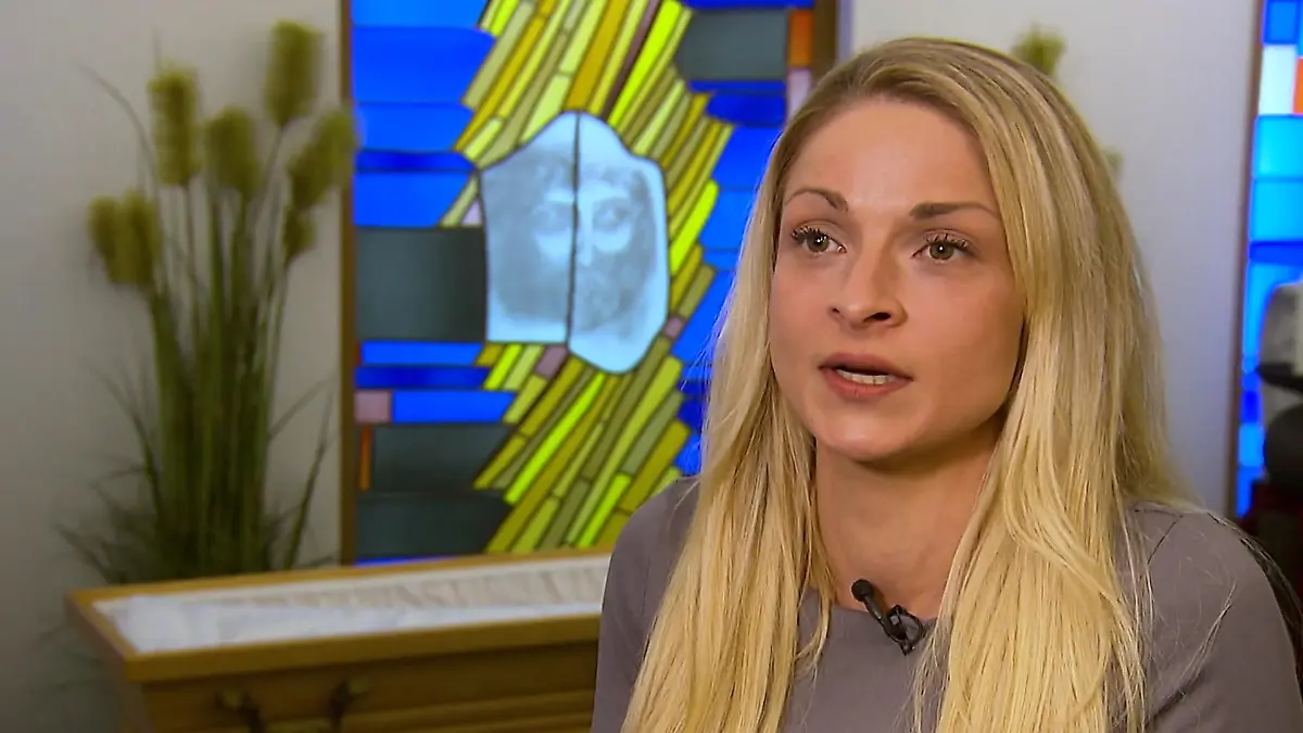 Statt Alenas Mutter liegt eine andere Frau im Sarg Falsche Leiche