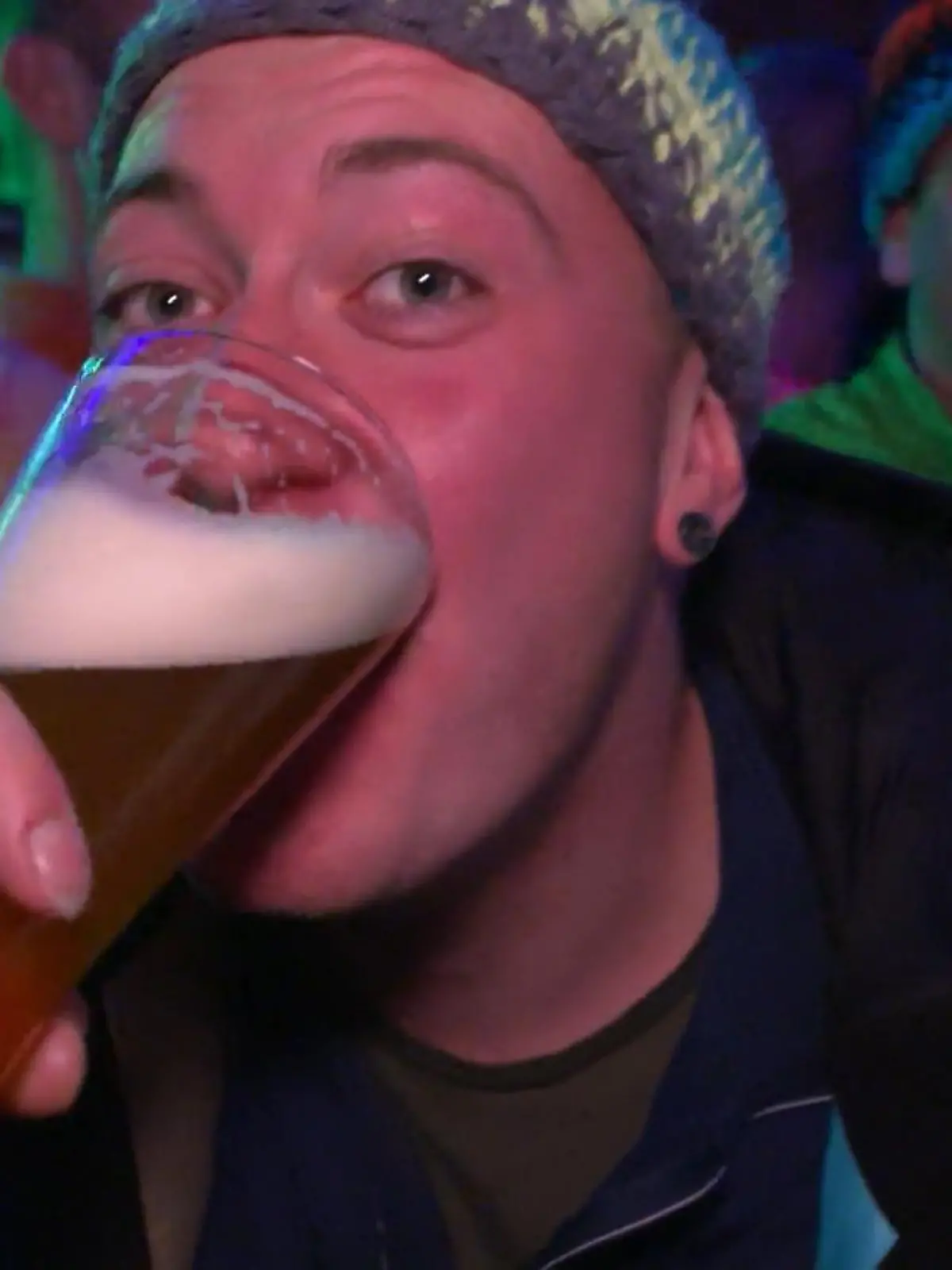 Bild zu: "Fahren zu viele Skifahrer betrunken?"