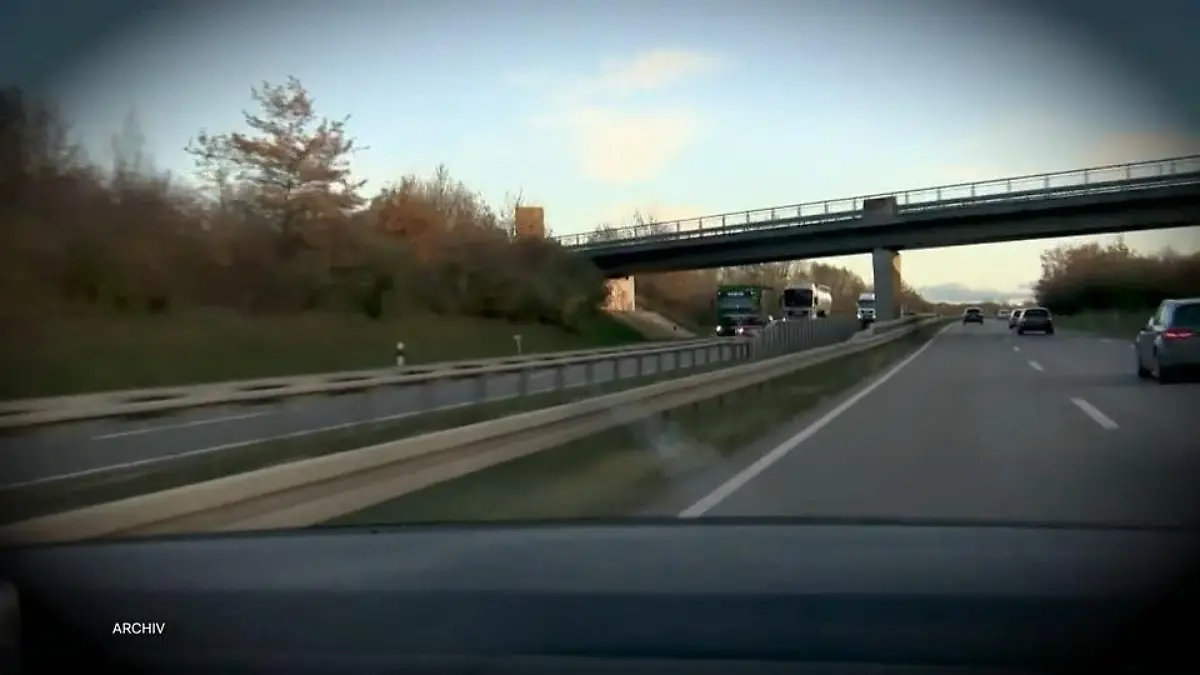 Mehrfacher Mordversuch von der Autobahnbrücke? PKW Autobahn Brücke Beton