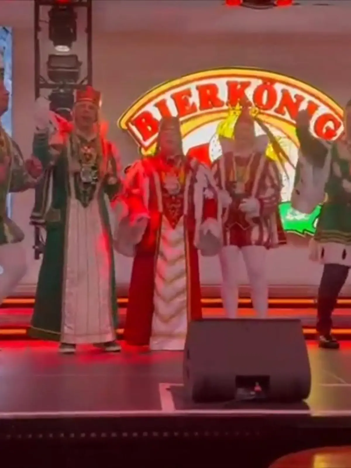 Bild zu: "Dreigestirne machen Tagesausflug an den Ballermann"