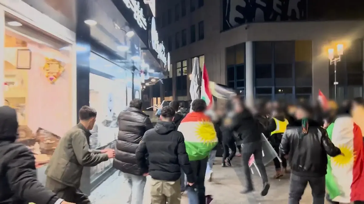 Demonstranten randalieren in Dortmund Ausschreitungen bei pro-kurdischem Protest