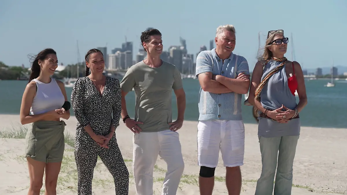 Fünf Dschungelcamp-Promis warten auf ihre Abholung.