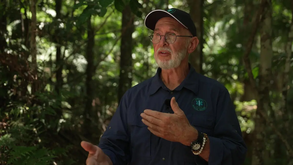 Dr. Bob ist die gute Seele des Camps und hat immer einen medizinischen Blick auf seine Camper.
