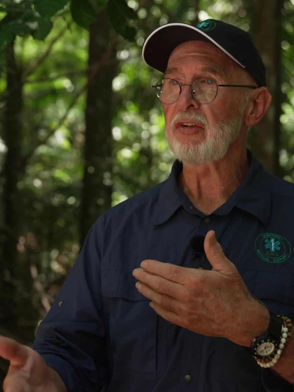 Dr. Bob ist die gute Seele des Camps und hat immer einen medizinischen Blick auf seine Camper.
