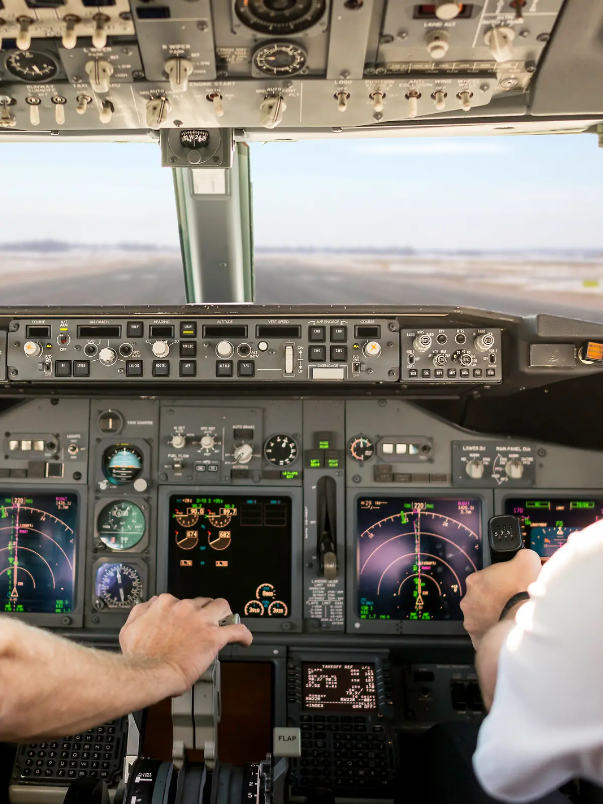 Piloten in Cockpit einer Boeing (Symbolfoto) 