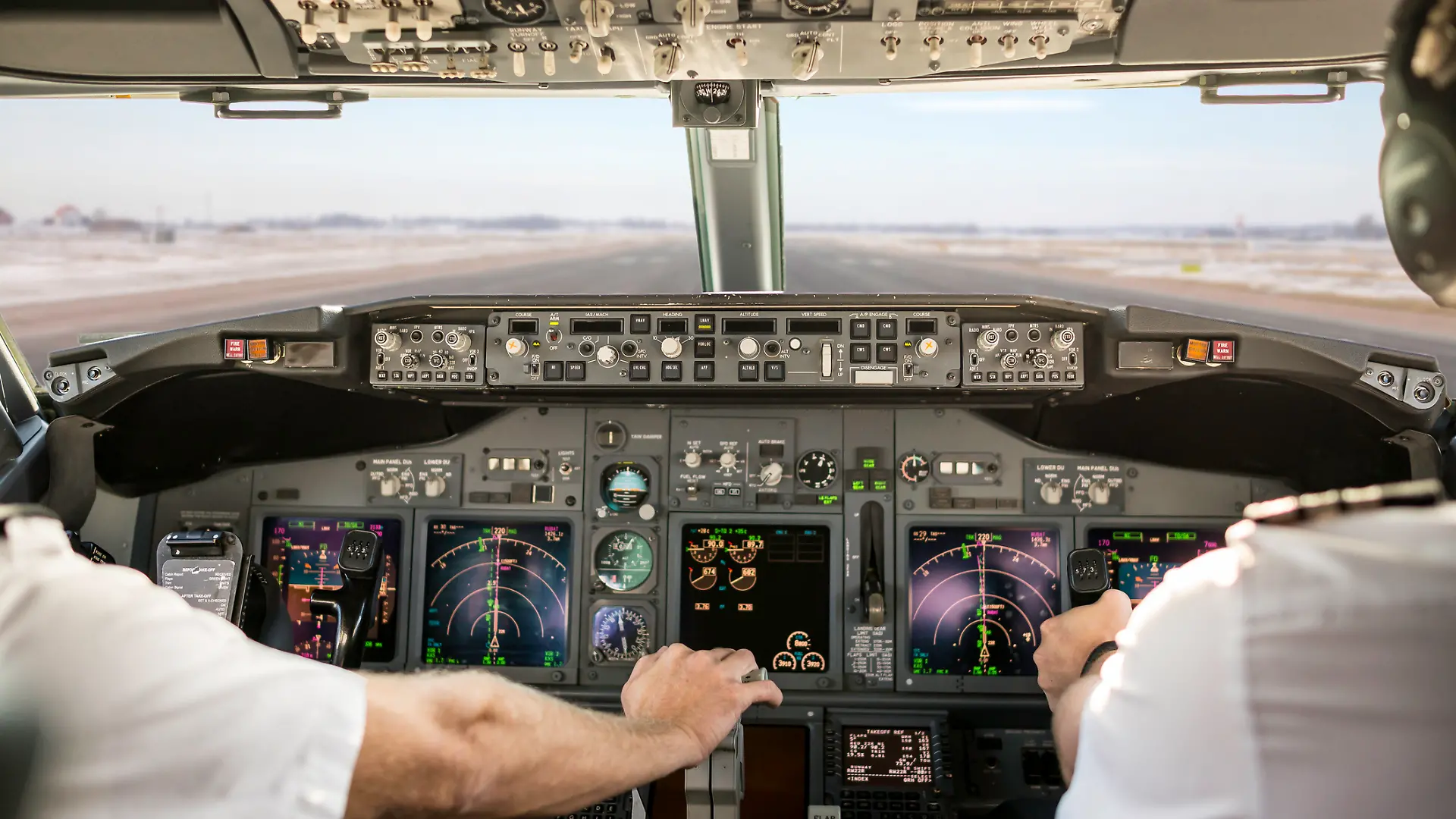 Piloten in Cockpit einer Boeing (Symbolfoto) 