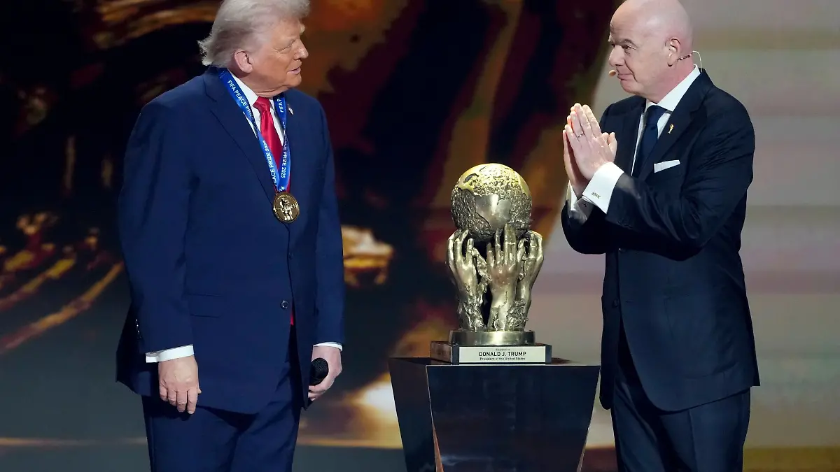 FIFA-Präsident Infantino (r.) lobt US-Präsident Trump bei der WM-Auslosung. (Archivbild)