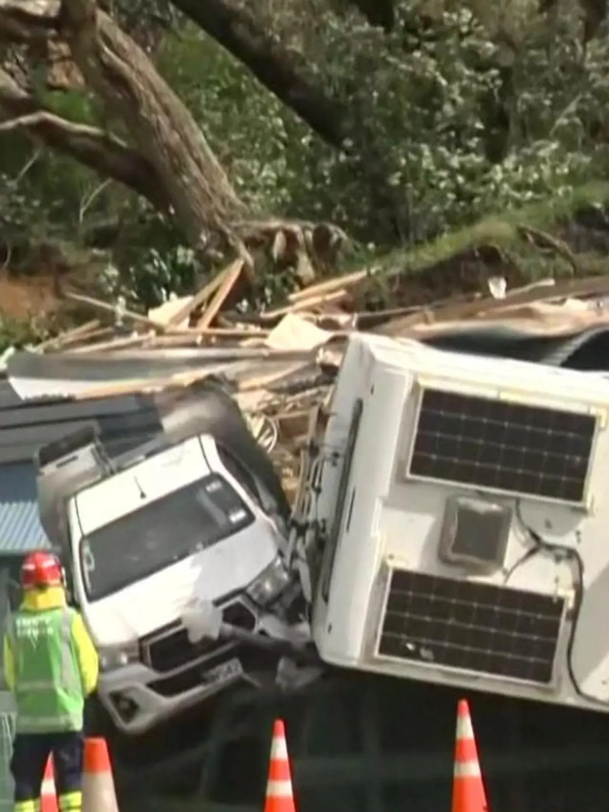 Bild zu: "Touristen fliehen vor Gesteinsmassen – mehrere Menschen auf Campingplatz verschüttet!"