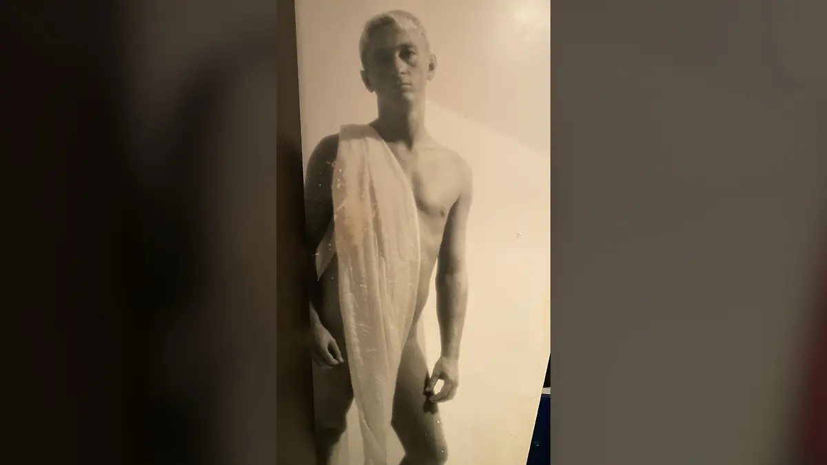 Welcher Dschungelpromi posiert hier im sexy Laken?