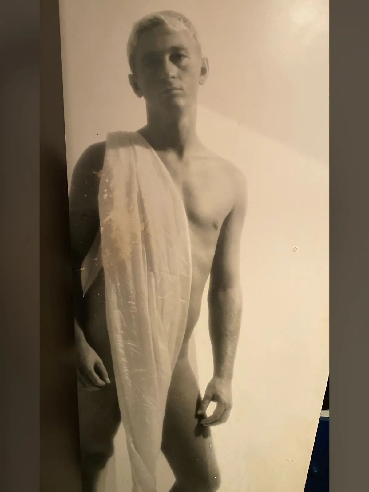 Bild zu: "Welcher Dschungelpromi posiert hier nur im sexy Laken? "