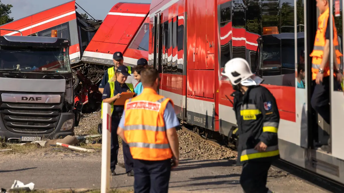 Train crash near Polish-German border Photo: Sebastian Nowik/REPORTER Derailed train cars are seen on the site of the crash on July 29, 2021 in Kolbaskowo, Poland near Polish-German border. The driver of a lorry ignored the red light on the railway crossing and collided with the passenger train from Szczecin to Berlin. Among 38 passengers of the train, no one was seriously injured. EN_01487160_0009 PUBLICATIONxNOTxINxPOL 
