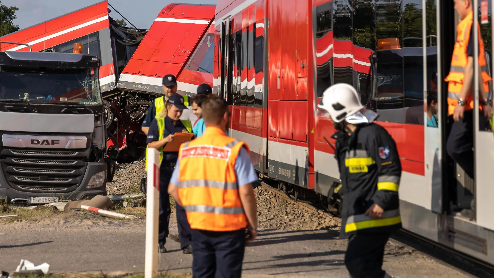 Train crash near Polish-German border Photo: Sebastian Nowik/REPORTER Derailed train cars are seen on the site of the crash on July 29, 2021 in Kolbaskowo, Poland near Polish-German border. The driver of a lorry ignored the red light on the railway crossing and collided with the passenger train from Szczecin to Berlin. Among 38 passengers of the train, no one was seriously injured. EN_01487160_0009 PUBLICATIONxNOTxINxPOL