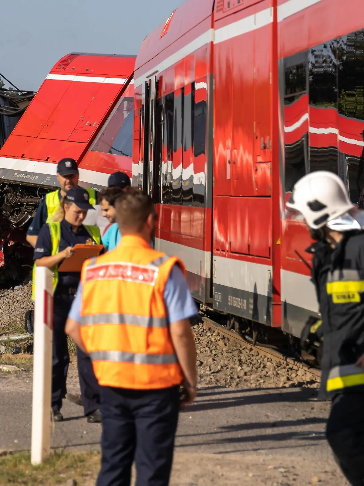 Train crash near Polish-German border Photo: Sebastian Nowik/REPORTER Derailed train cars are seen on the site of the crash on July 29, 2021 in Kolbaskowo, Poland near Polish-German border. The driver of a lorry ignored the red light on the railway crossing and collided with the passenger train from Szczecin to Berlin. Among 38 passengers of the train, no one was seriously injured. EN_01487160_0009 PUBLICATIONxNOTxINxPOL 