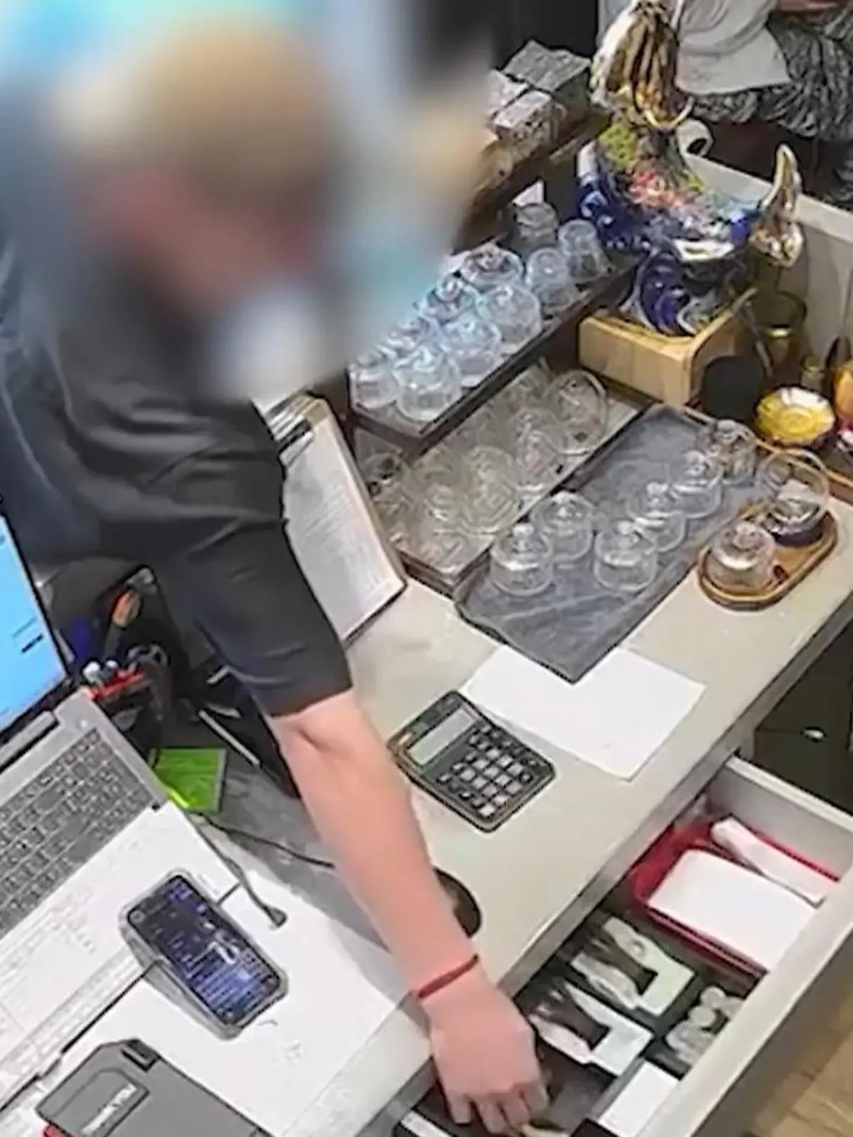 Kein Happy End für ihn! Deutscher Tourist raubt hier Massagesalon aus